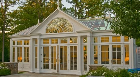 Glass Pool House, Orangery Ideas, Greenhouse Pool, Glass Green House, House Conservatory, French Chateau Homes, Pool House Cabana, Beach Dream House, Traditional Pool