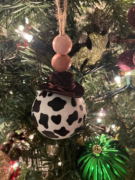 The cutest western themed ornament, glass ornament with vinyl. Cow print may vary slightly as it is cut separately for each individual ornament. Cowboy Hat Christmas Ornaments, Cow Print Christmas Ornaments, Cow Ornaments Christmas, Boho Western Christmas Decor, Diy Western Ornaments, Western Christmas Party Ideas, Western Christmas Decor Ideas, Western Ornaments Diy, Diy Western Christmas Ornaments