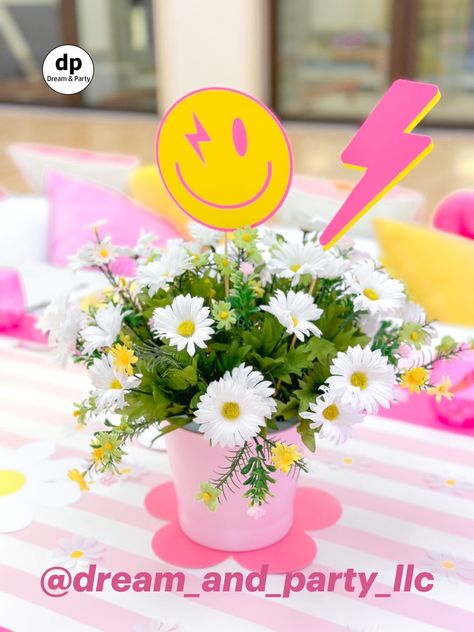 Preppy Party Decorations, Daisy Centerpieces, Hippie Birthday Party, Anna Victoria, Centerpieces Party, Party Decor Ideas, Hippie Birthday, Preppy Party, 4th Birthday Cakes