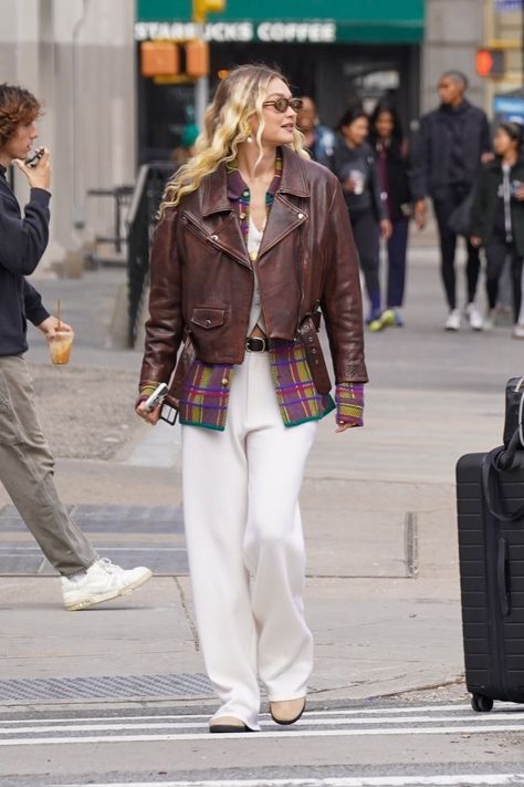 2025 Outfits, Gigi Hadid Street Style, Gigi Hadid Outfits, Winter Trip, Gigi Hadid Style, White Jeans Outfit, Hadid Style, Celebrity Street Style, Warm Outfits