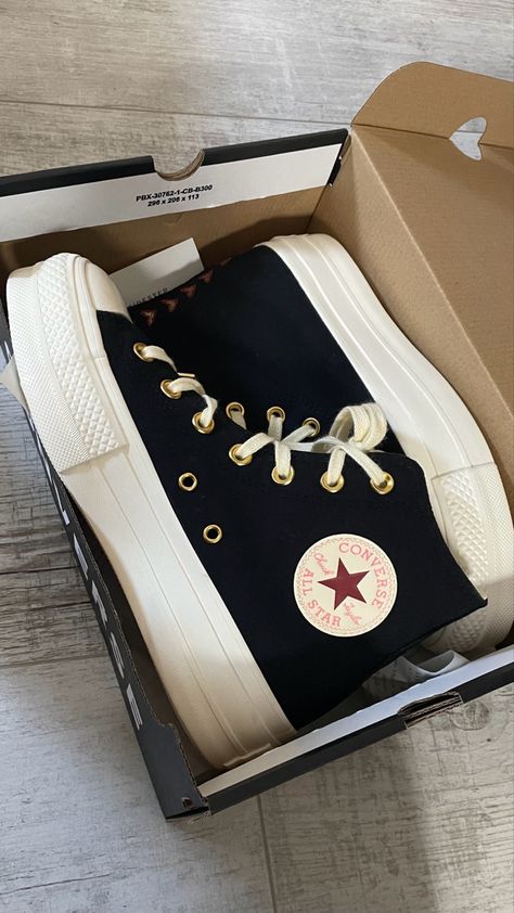 Converse Shoes Aesthetic, Cute Converse Shoes, Cute Converse, Shoes Aesthetic, Pretty Shoes Sneakers, Cute Slippers, Shoes Converse, Stunning Shoes, Chuck Norris