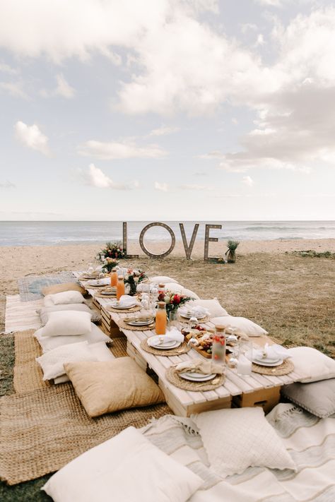 Beach Picnic Wedding Ideas, Outdoor Beach Wedding Reception Decor, Beach Event Ideas, Wedding Party On The Beach, Vow Renewal Picnic, Picnic On The Beach Ideas, Beach Vow Renewal Decorations, Beach Wedding Food Ideas, Beach Vow Renewal Ideas