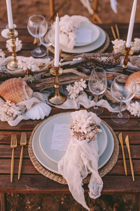 Beach Wedding Setting, Table Settings Beach Wedding, Beach Dinner Table, Oceanside Wedding Decor, Wedding Dinner Set Up, Boho Beach Table Decor, Beach Reception Table Decor, Beach Dinner Table Setting, Beach Bridal Shower Ideas Decorations