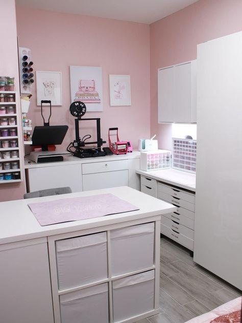 Cosplay Organization, Pink Craft Room, She Shed Craft Room Ideas, Business Office Ideas, Ebay Office, Office Craft Room Combo, Business Room, Year Board, Accessories Closet