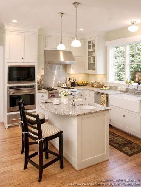 A small L-shaped kitchen with double eye level oven. Square Kitchen Layout, Traditional White Kitchen Cabinets, Small Kitchen Island Ideas, White Kitchen Traditional, Cottage Kitchen Design, Custom Kitchen Island, Cabinets Design, Square Kitchen, Small Kitchen Island