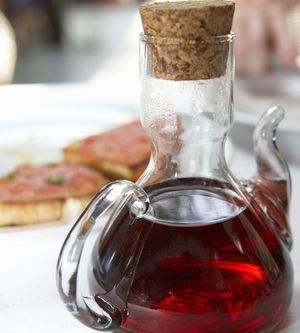 How to Make Your Own Vinegar From Wine Balsamic Vinegar Substitute, Red Wine Vinegar Recipes, Wine Chart, Make Your Own Wine, Best Red Wine, Wine Magazine, Homemade Wine, Wine Baskets, Homemade Pickles