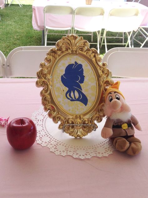 Snow White party centerpiece Snow White Birthday Centerpiece, Snow White Centerpiece Ideas Diy, Snow White Centerpiece Ideas, Snow White Centerpiece, Adele Birthday, Disney Princess Centerpieces, Princess Centerpieces, Snow White Birthday Party, Snow White Birthday