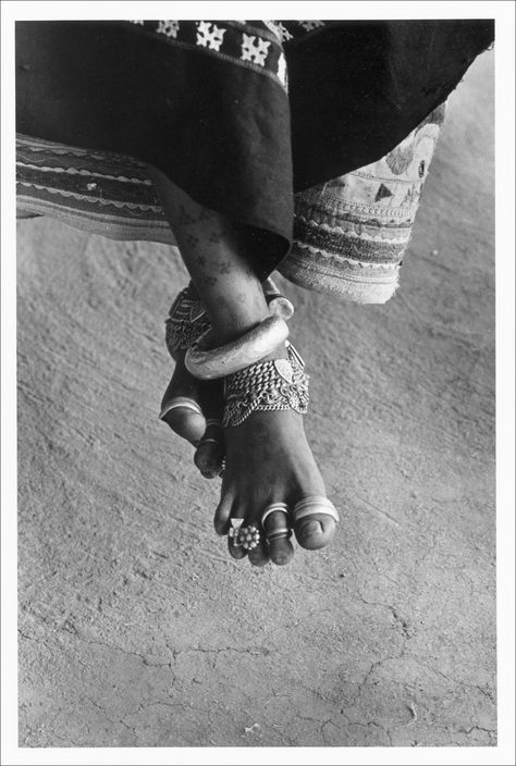 Bhuj Kutch, Sepia Photography, African Traditional Dresses, African Jewelry, Vintage Portraits, African Culture, Jewelry Inspo, Jean Paul Gaultier, The Details