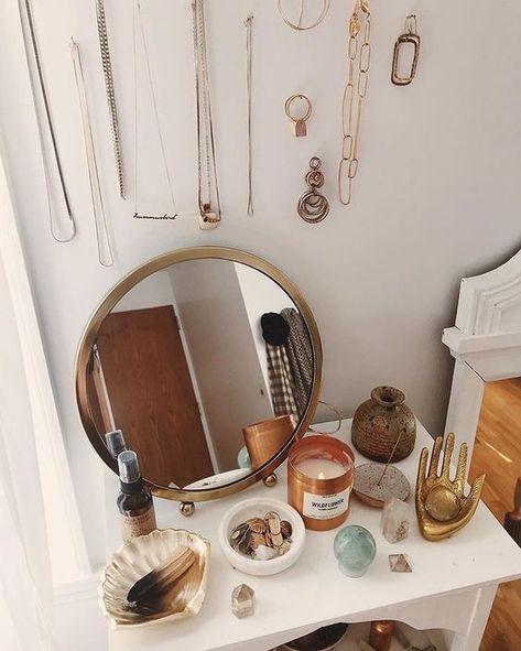 Mon autel et ma collection de pierres et cristaux - Goodie Mood Boho Dorm Room, Boho Dorm, Urban Outfitters Home, Hal Decor, Room Goals, Aesthetic Rooms, Dream Rooms, Bedroom Inspo, My New Room