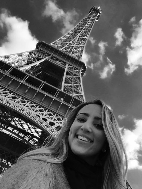 Selfie with Eiffel Tower Eiffel Tower Selfie Ideas, Eiffel Tower Selfie, Tourist Pictures, Paris Selfie, Ideas Selfies, Night Selfie, Paris Photo Ideas, Tour Eiffel Paris, Paris Tour Eiffel