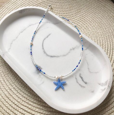 White Seed Bead Necklace, Blue Seed Bead Necklace, Beaded Neckalce, Beaded Ideas, Beaded Starfish, Beads Accessories, Beaded Ankle Bracelets, Preppy Jewelry, Stella Marina