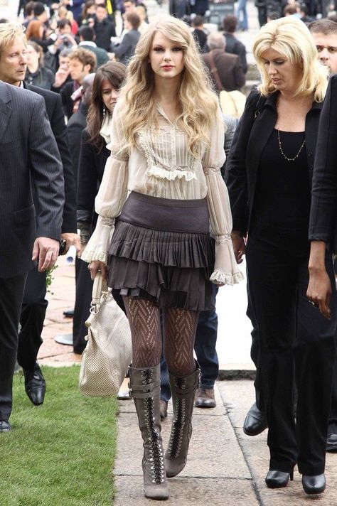 Taylor Swift 2010, 2010 Outfits, Taylor Swift Street Style, Taylor Outfits, Taylor Smith, Estilo Taylor Swift, Taylor Swift Outfits, Taylor Swift Hair, Taylor Swift Fan