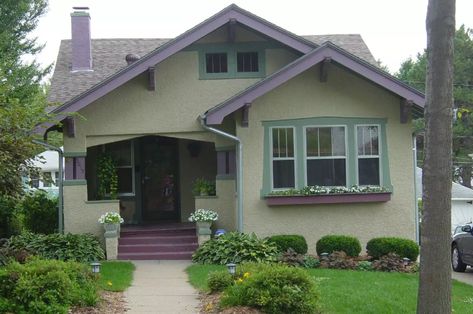 Green Exterior House Colors, Exterior Paint Schemes, House Paint Color Combination, Exterior House Paint Color Combinations, Bungalow Exterior, Stucco Homes, Craftsman Exterior, Pintura Exterior, Casas Coloniales