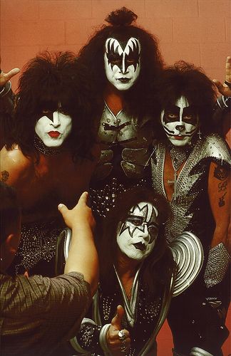 Kiss Kiss Wallpapers Band, Kiss Band Aesthetic, Kiss Group, Gaming Magazine, Paul Kiss, Eric Singer, Kiss Concert, Peter Criss, Kiss Army