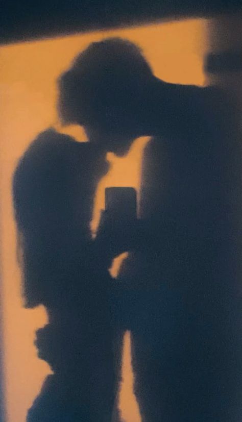 Two People Kissing Shadow, Shadow Couple Photo, Couples Shadow Aesthetic, Couple Kissing Pics, Couple Shadow Pic, Shadow Couple, Cute Couple Pic, Goofy Couples, Shadow Picture