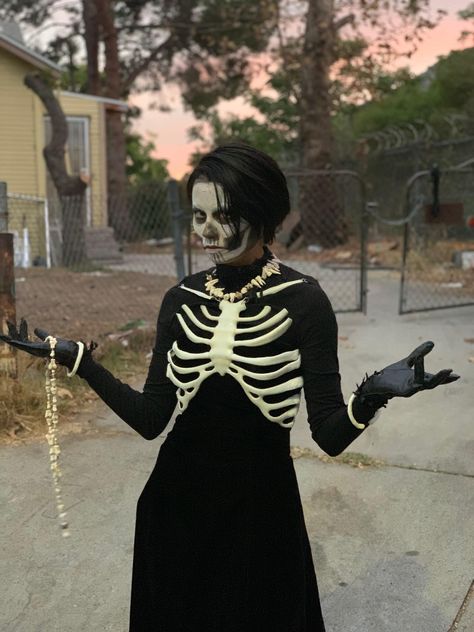 harrow cosplay on reddit by AraneaTheEczema Harrow The Ninth Cosplay, Harrowhark Nonagesimus Cosplay, Nona The Ninth, Harrow The Ninth, Gideon The Ninth, Locked Tomb, Cosplay Inspo, Cosplay Cute, Diy Halloween Costume