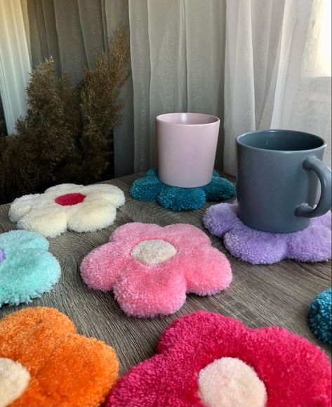 Small Tufted Rug Ideas, Small Tufted Rug, Tufting Flower, Tufting Projects, Punch Needle Flower, Punch Needle Art, Tufting Diy, Giant Yarn, Handmade Desks