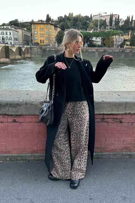 The leopard-print jeans trend is taking off this season. From Ganni to SÃ©zane, shop the best styles here. Print Jeans Outfit, Leopard Jeans Outfit, Leopard Pants Outfit, Leopard Print Pants Outfit, Printed Pants Outfits, Leopard Print Outfits, Jeans Trend, Animal Print Jeans, Cool Girl Outfits