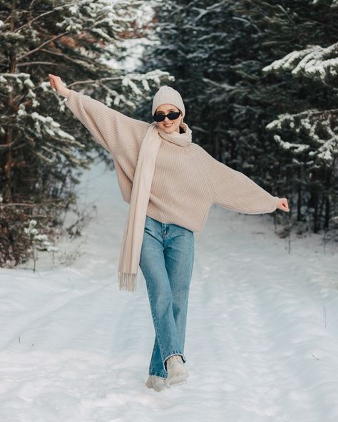 Winter Outdoor Photoshoot Outfit, Snow Selfies Instagram, Winter Self Portrait, Winter Friends Photoshoot, Snow Pictures Instagram Aesthetic, Winter Shoot Ideas, Winter Portraits Photography, Snow Portraits, Snow Portrait