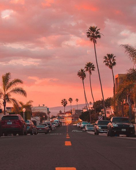 🌇Los Angeles🌇 on Instagram: “LA streets🏝 📱curated by @skyline_specs • 🏙 🌃 • L🌃A🌃 L🏝I🏝F🏝E 📸 @debodoes • 🏖🏙 Want to win free Los Angeles @skyline_specs? Every post liked…” La Aesthetic, Los Angeles Aesthetic, Los Angeles Street, Los Angeles Skyline, Stay Gold, 수채화 그림, Sun Sets, Venice Beach, Pretty Places