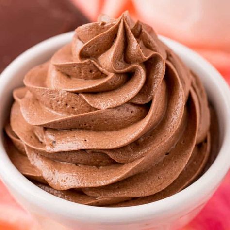 Homemade Chocolate Pudding Frosting from scratch is the easy way to frost all your favorite chocolate cake desserts! #BreadBoozeBacon #chocolate #frosting #puddling #puddingfrosting #dessert Recipes Using Whipping Cream, Creamy Cakes, Lemon Zest Recipes, Biscuits Butter, Decadent Recipes, Creamy Sauces, Pudding Frosting, Whipped Cream Desserts, Chocolate Desserts Cake