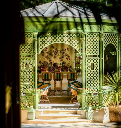 The Best Courtyard Gardens in Paris Saint James Paris, Paris Garden, Parisian Hotel, Turquoise Tile, Chateau Hotel, Stone Vase, Ad Magazine, Secret Gardens, Delicious Coffee