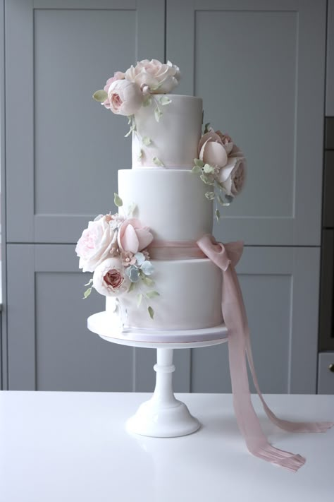 Cakes Decorated With Flowers, Stunning Wedding Cakes, Wedding Cake Peonies, Wedding Cake Simple Elegant, Cakes Decorated, Pretty Wedding Cakes, 3 Tier Wedding Cakes, Luxury Wedding Cake, Rustic Cake