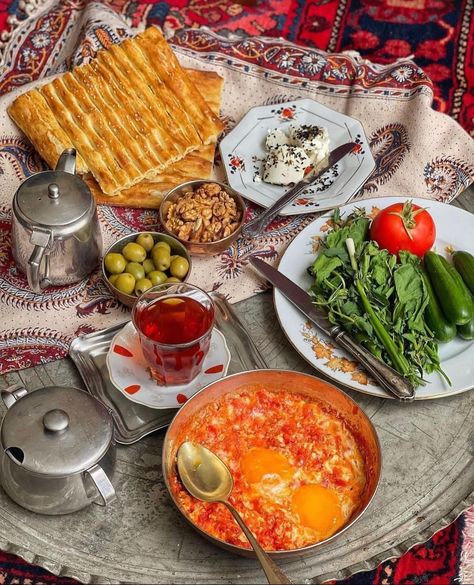 Iranian Breakfast, Indian Food Blog, Iranian Dishes, Good Morning Breakfast, Wallpaper Iphone Love, Iranian Food, Persian Food, Picnic Food, Facial Spa