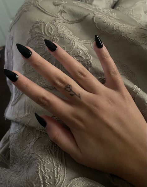 black nails, black long nails aesthetic Mail Inspo Black, Long Black Nails Aesthetic, Full Black Nails, Long Nails Aesthetic, Daniel Core, Long Black Nails, Matte Black Nails, Nails Aesthetic, Black Nail