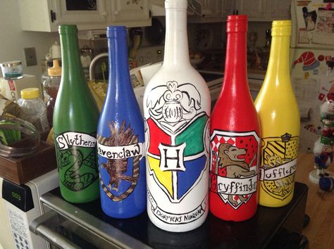 Repurposed Harry Potter bottle Hand painted Created by Laura Wolfert Harry Potter Bottle Art, Harry Potter Bottle, Repurposed Bottles, Harry Potter Painting, Harry Potter Art Drawings, Ideas Regalos, Butterfly Art Painting, Potter Art, Harry Potter Art