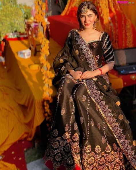 Naimal Khawar in black dress on her sister Nisma’s Dholak and Mayoo Ceremony Actress Outfits, Naimal Khawar, Jeans Casual Outfit, Casual Outfit Summer, Shadi Dresses, Pakistani Fashion Casual, Outfit Halloween, Pakistani Fancy Dresses, Fancy Wedding Dresses