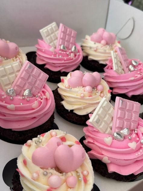 Baking Ideas To Sell, Apperal Fashion, Easy Cupcakes Decoration, Bakery Style Cake, Baked Items, Glam Birthday, Ideas To Sell, Birthday Things, Aesthetic Foods