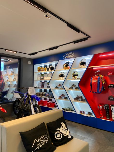 Spare Parts Shop Design, Car Accessories Shop Interior Design, Mechanics Shop Organization, Motorcycle Showroom Interior, Motorcycle Room, Car Detail Shop, Motorbike Store, Work Truck Storage, Car Showroom Interior