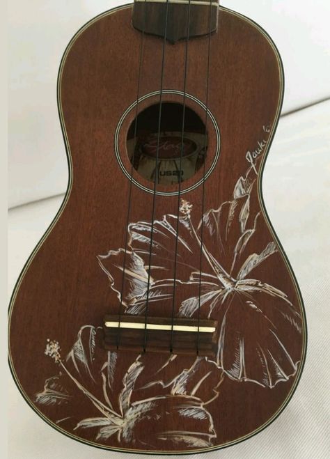 Cool Ukulele Designs, Hand Painted Guitar Ideas, Hand Painted Ukulele, Ukelele Painted Aesthetic, Painted Ukelele Ideas, Paint Ukulele, Painted Ukulele Aesthetic, Painted Guitars Ideas, Painting On Guitar Ideas