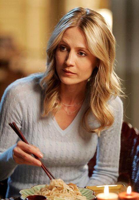 THE O.C., Kelly Rowan, (Season 3), 2003-2007. photo: © WB / Courtesy: Everett Collection Kelly Rowan, Carol Brady, Tami Taylor, Tv Moms, Abc Photo, The Brady Bunch, Bad Mom, Lorelai Gilmore, Best Life Advice