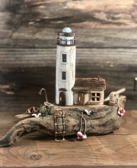 Beach Driftwood Crafts, Sea Wood Crafts, Drift Wood Ideas Diy Projects, Driftwood Lighthouse, Drift Wood Art, Lighthouse Crafts, Deco Marine, Painted Driftwood, Driftwood Art Diy