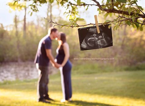 Cute maternity photo Maternity Photo Shoot Ideas Couples Funny, Maternity Pictures With Props, Maternity Photo Shoot Ideas Funny, Prenatal Photoshoot Ideas, Christian Maternity Photoshoot, Creative Maternity Pictures, Outdoor Maternity Pictures, Country Maternity, Vom Avea Un Copil