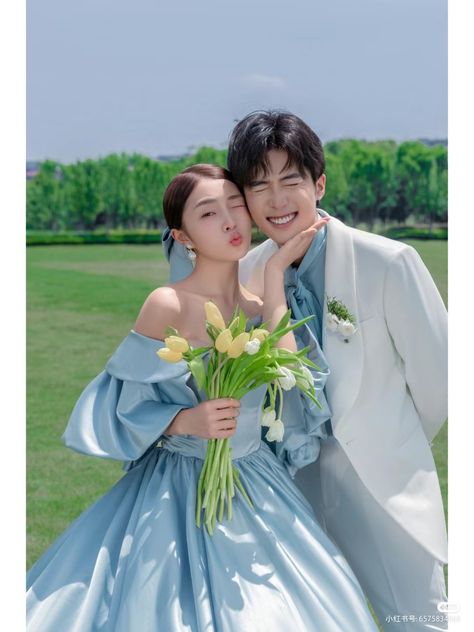 Couple Outfits For Photoshoot, Engagement Photos Asian, Korean Wedding Photoshoot Aesthetic, Wedding Photos Korean Style, Outfits For Photoshoot, Weeding Pose Photography Korean, Cute Korean Wedding Photoshoot, Young Couples Photography, Korean Style Wedding Photoshoot