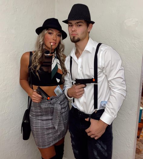 Bonnie Ans Clyde Halloween Costumes, Medusa Costume Outfit Couple, Bonnie And Clyde Makeup, Pesky Blinders Couple Costume, Bone And Clyde Costume, Bonny And Clyde Costumes Halloween, Mobster Couple Costume, Fantasia Bonnie Clyde, Bonny And Clyde Costumes