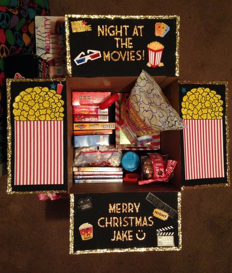 Movie Package Gift Ideas, Film Lover Gift Ideas, Movie Gift Box Ideas, Movie Gifts Ideas, Movie Night Box Ideas, Movie Box Gift Diy, Movie Themed Gift Basket, Movie Gift Basket Ideas, Selfmade Christmas Gifts