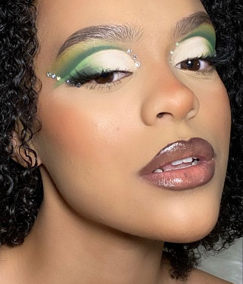 Green makeup look makeup for black girls euphoria makeup beautiful makeup gorgeous makeup prom makeup Green White Makeup, Green And White Makeup Looks, Green And White Eye Makeup, White And Green Makeup, Green Cut Crease Eyeshadow, Eras Makeup, Green Makeup Looks, Green Cut Crease, Eyeshadow Green