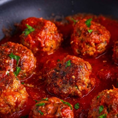 Classic Italian Meatballs Giant Italian Meatballs, Sauce For Italian Meatballs, Italian Meatballs Recipe Authentic, Quick Easy Supper Ideas, Italian Meatball Recipes, Cool Meals, Authentic Italian Meatballs, Meatballs And Spaghetti, Italian Dinner Ideas