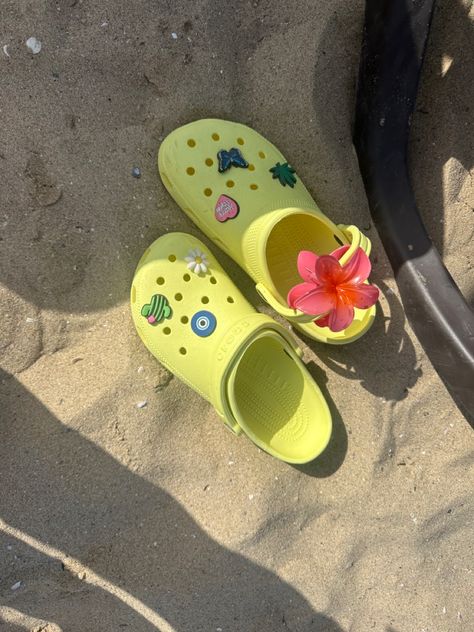 Yellow Crocs Aesthetic, Crocs Summer Outfits, Crocs Inspiration, Crocs Summer, Crocs Aesthetic, Basic Aussie, Crocs Ideas, Yellow Crocs, Lined Crocs