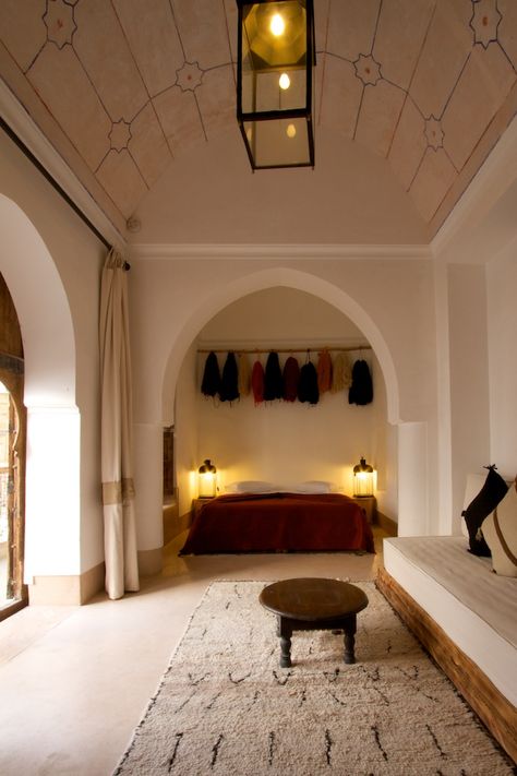 Dekorasi Maroko, Moroccan Houses, Moroccan Interior Design, Moroccan Bedroom, Bedroom Traditional, Moroccan Interiors, Style Carpet, Modern Moroccan, Design Hotel