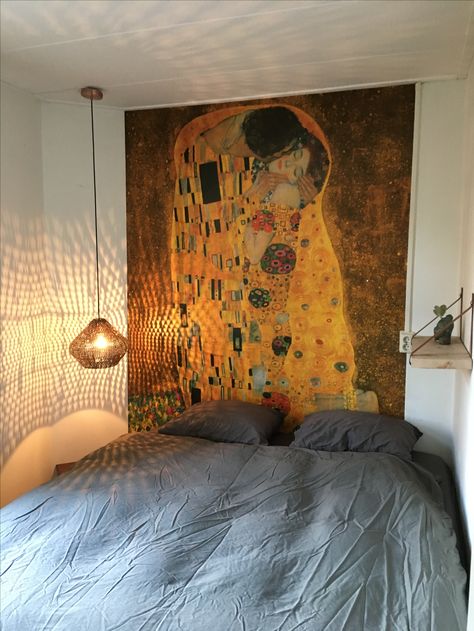 The Kiss Wall Art, Gustav Klimt Paintings, The Kiss Gustav Klimt, Paintings Wallpaper, Kiss Wallpaper, Hippie Bedroom Decor, Wallpaper Room, Klimt Paintings, Dreamy Room