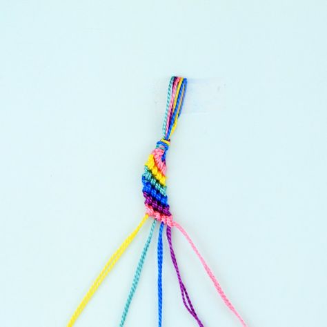 Diagonal Friendship Bracelet, Embroidery Floss Bracelets, Floss Bracelets, Bracelet Embroidery, Braided Friendship Bracelets, Necklace Embroidery, Cool Friendship Bracelets, Friendship Bracelets Easy, Friendship Bracelet Patterns Easy