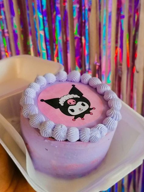 Kuromi Cake Aesthetic, Kuromi Bento Cake, Kuromi Birthday Party Ideas, Kuromi Birthday Cake, Pastel Kuromi, Kuromi Birthday Party, Happy Bday Cake, Pastel Hello Kitty, Kuromi Cake