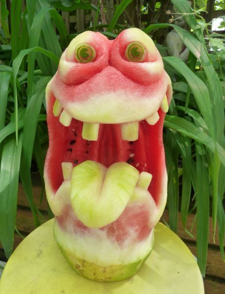 These Crazy Sculptures Will Change The Way You Look At Watermelon Forever Funny Fruits, Fruit Carvings, Veggie Art, Funny Vegetables, Vegetable Art, Watermelon Art, Decorações Com Comidas, Watermelon Carving, Food Sculpture