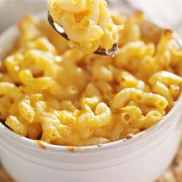 A rich and creamy baked Macaroni & Cheese recipe. Everyone should have a recipe like this in their repertoire. - Four Cheese Baked Macaroni And Cheese Crock Pot Pizza, Gluten Free Mac And Cheese, Best Mac N Cheese Recipe, Macaroni Cheese Recipes, Best Mac And Cheese, Pot Beef Stew, Family Fresh Meals, Macaroni N Cheese Recipe, Baked Macaroni