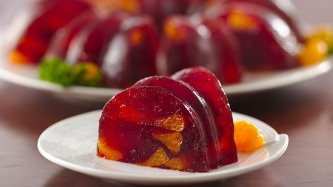 Love gelatin salad? Then check out this cranberry-orange flavored mold that can be made at home - perfect for side dish. Cranberry Mold, Gelatin Desserts, Jello Mold Recipes, Gelatin Salad, Jello Salads, Cranberry Orange Sauce, Fruit Ideas, Orange Jello, Orange Cranberry